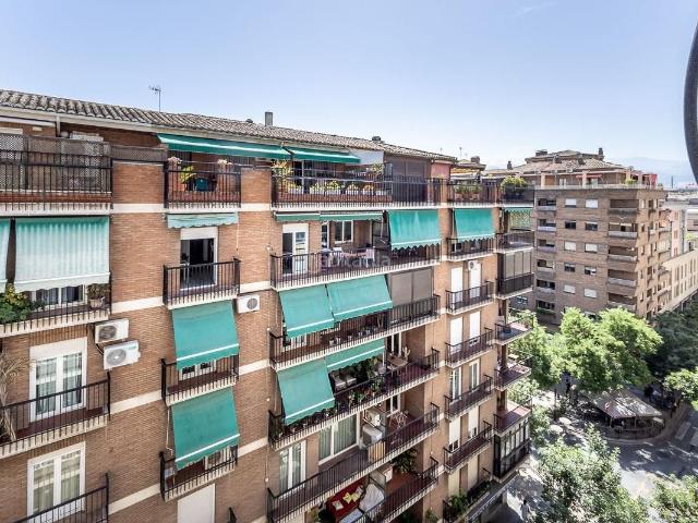 Piso en venta en Granada, Camino de Ronda. Oportunidad única de adquirir un piso en el corazón de Granada, específicamente en la zona centro. Este inmueble cuenta con una su. Pisos.