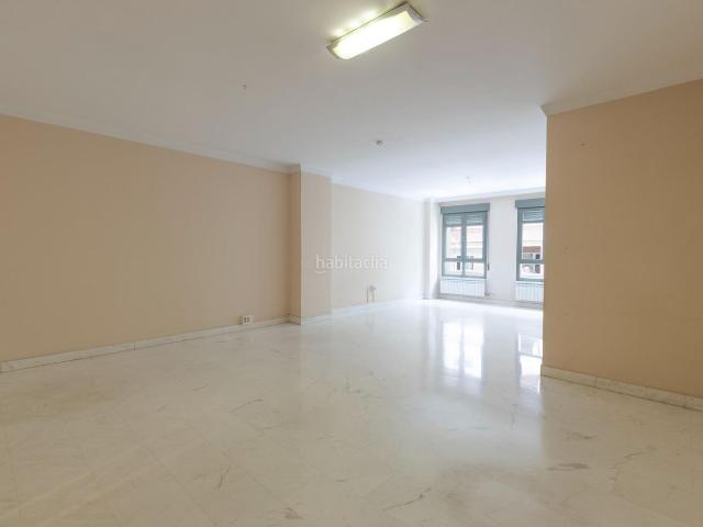 Piso en venta en Granada, Camino de Ronda. Amplio y elegante piso de grandes dimensiones ubicado en un excelente edificio en plena calle Pedro Antonio de Alarcón, una de las. Pisos.