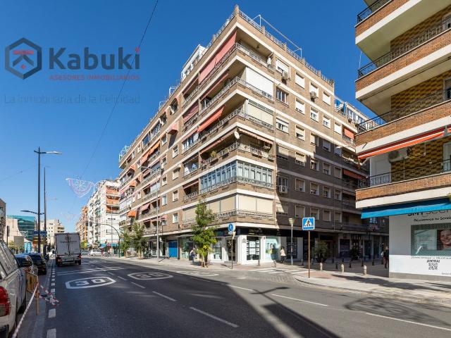 Piso en venta en Granada, Camino de Ronda. Buscas un piso amplio, luminoso y bien ubicado en Granada? No dejes pasar esta oportunidad! Te presentamos un piso de 130m2 ubicad. Pisos.