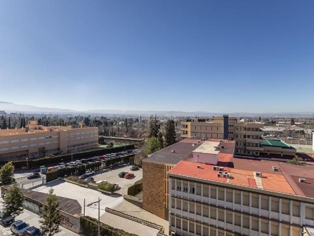 Piso en venta en Granada, Camino de Ronda. Descubra este magnífico piso situado en la consolidada y demandada zona de Arabial ?. La vivienda cuenta con una superficie const. Pisos.