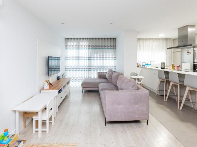 Piso en venta en Granada, Camino de Ronda. Se vende amplio piso totalmente reformado en 2021, en Calle Buenos Aires, junto a Camino de Ronda, una de las zonas más consolidad. Pisos.