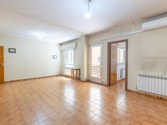 Piso en venta en Granada, Camino de Ronda. Si buscas un piso amplio, bien ubicado y con múltiples posibilidades de reforma, esta es tu vivienda. Situado en una de las calles. Pisos.