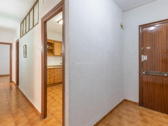 Piso en venta en Granada, Camino de Ronda. Si buscas un piso amplio, bien ubicado y con múltiples posibilidades de reforma, esta es tu vivienda. Situado en una de las calles. Pisos.