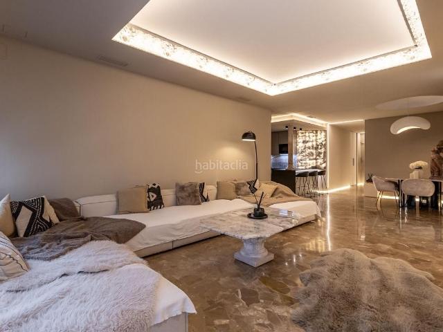 Piso en venta en Granada, Centro Sagrario. ELEGANTE PISO EN EL EDIFICIO LA PIRÁMIDE, EN PLENO CORAZÓN DE GRANADA. Pisos.