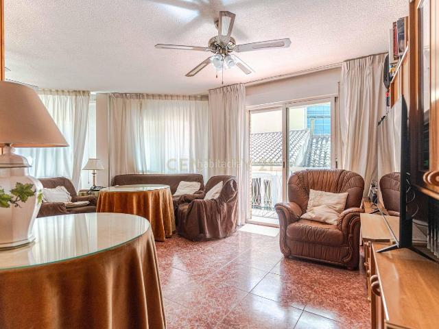 Piso en venta en Granada, Centro Sagrario. GRAN PISO EN PLENO CENTRO CON GARAJE 7 DORMITORIOS, 2 WC. Pisos.
