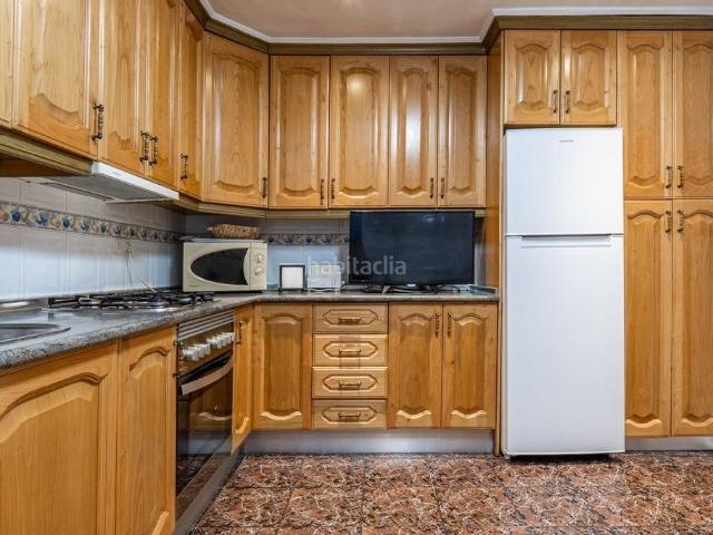 Piso en venta en Granada, Centro Sagrario. Piso con tres dormitorios y un cuarto de baño en pleno centro de Granada. Pisos.