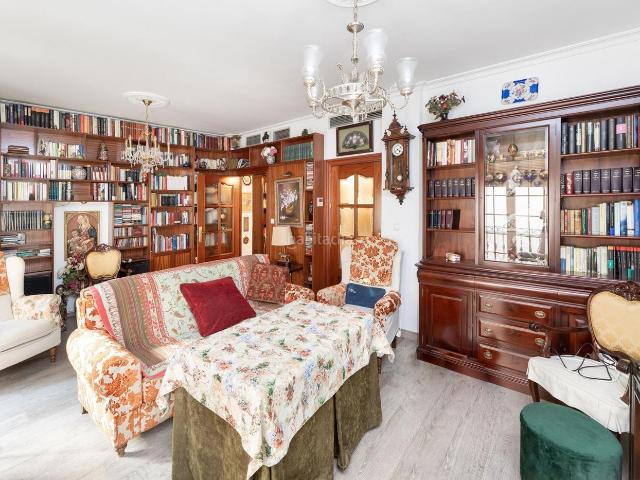 Piso en venta en Granada, Centro Sagrario. Te presentamos un encantador piso ubicado en plena Gran Vía, una de las arterias más emblemáticas y vibrantes de la ciudad. Este a. Pisos.