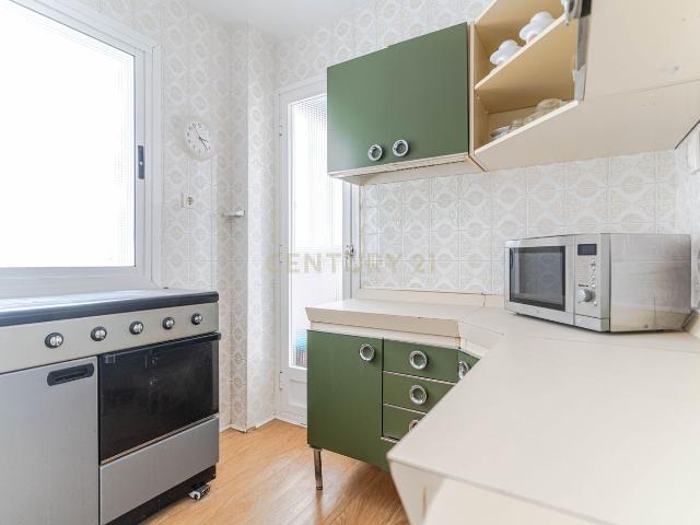 Piso en venta en Granada, Cervantes. Piso de 4 dormitorios junto a Avda. Cervantes Luminoso Ideal familias o inversión. Pisos.