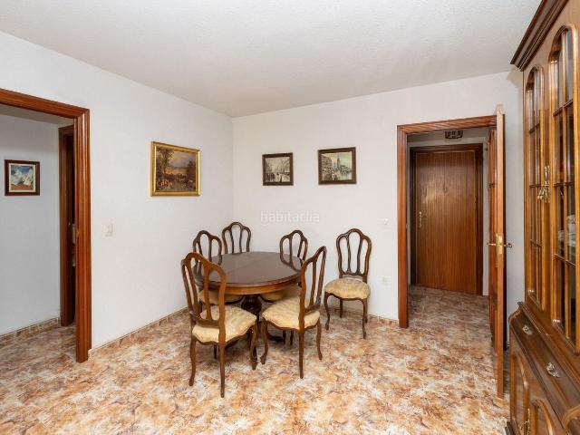 Piso en venta en Granada, Cervantes. Presentamos este amplio piso de tres dormitorios, ideal para familias que buscan comodidad y calidad de vida en la cotizada zona P. Pisos.