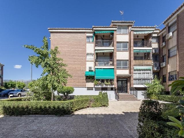 Piso en venta en Granada, Av. F. Garcia Lorca Nueva Estación Autobuses. Traumatología zona. Ponemos a la venta la vivienda que estabas esperando para reformar a tu gusto. Zona con multitud de.