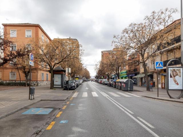 Piso en venta en Granada, Barrio de Zaidín. ¡Descubre esta magnífica oportunidad inmobiliaria en el corazón del barrio El Zaidín, junto a la Avenida de Dílar! Se trata de un. Pisos.