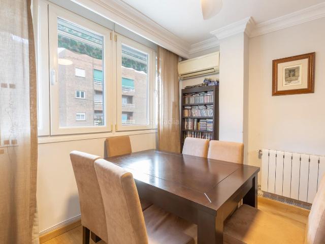 Piso en venta en Granada, Barrio de Zaidín. Fantástico piso con cochera y trastero en Avda. Barcelona. Pisos.