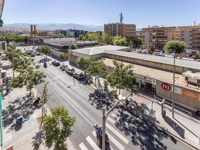 Piso en venta en Granada, Barrio de Zaidín. Gran Piso en Calle Palencia con garaje y trastero. Pisos.