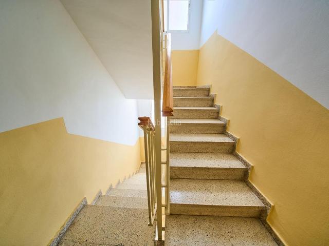 Piso en venta en Granada, Barrio de Zaidín. Gran terraza en esquina, mucha luz y un vecino por planta Zaidín, Av. de Dílar. Pisos.