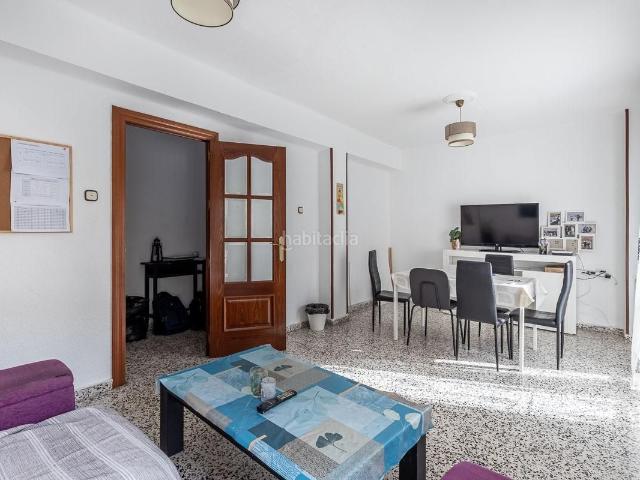 Piso en venta en Granada, Barrio de Zaidín. Presentamos este espectacular piso en la codiciada zona de Zaidín, Granada, ideal para familias que buscan comodidad y espacio. Co. Pisos.