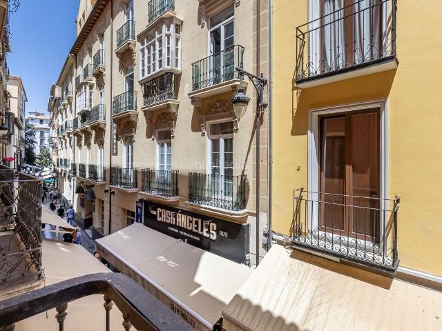 Piso en venta en Granada, San Matías Realejo. Descubre este espectacular piso ubicado en el corazón de Granada, en la emblemática Calle Navas. Con una superficie construida de. Pisos.