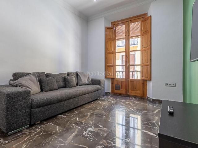 Piso en venta en Granada, San Matías Realejo. Descubre este espectacular piso ubicado en el corazón de Granada, en la emblemática Calle Navas. ? Con una superficie construida. Pisos.