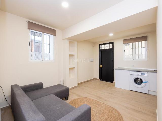 Piso en venta en Granada, San Matías Realejo. Piso de dos dormitorios, un baño, salón con cocina americana. El piso esta totalmente reformado. Esta junto a la plaza de Fortuni. Pisos.