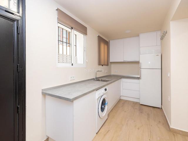 Piso en venta en Granada, San Matías Realejo. Piso de dos dormitorios, un baño, salón con cocina americana. El piso esta totalmente reformado. Esta junto a la plaza de Fortuni. Pisos.