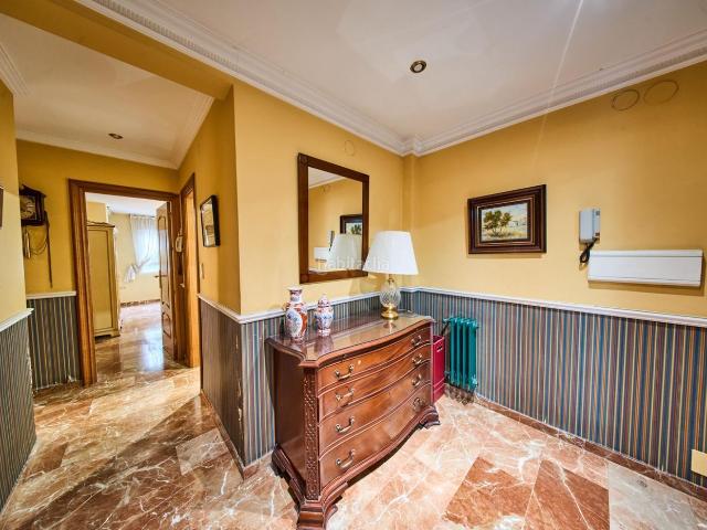 Piso en venta en Granada, San Francisco Javier. Gran piso en Cardenal Parrado. Pisos.
