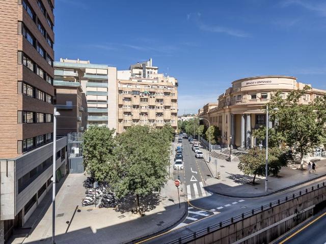 Piso en venta en Granada, San Ildefonso. Atención familias e inversores! Situado en la Avenida Madrid, ponemos a la venta este gran piso de 180 metros cuadrados, distribu. Pisos.