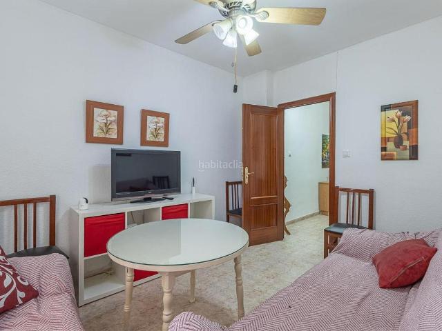 Piso en venta en Granada, San Ildefonso. Avenida de Madrid. Piso junto a facultades y hospitales con 3 dormitorios, salón, cocina y baño. Pisos.
