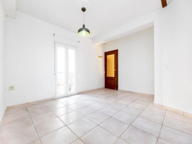 Piso en venta en Granada, San Ildefonso. Desde el primer momento destaca por su *luminosidad*. Al tratarse de una vivienda exterior, la luz natural inunda sus estancias. Pisos.