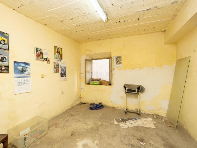 Piso en venta en Granada, San Ildefonso. PISO SEGUNDO REAL DE CARTUJA, 21 GRANADA Vivienda con gran potencial de reforma en edificio singular del centro de Granada. Pisos.