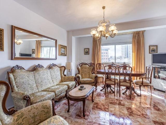 Piso en venta en Granada, San Ildefonso. Piso señorial de 182 m² en Avenida Madrid: amplitud, luz y posibilidades infinitas con garaje opcional. Pisos.