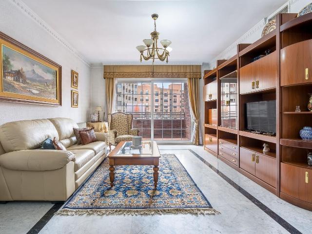 Piso en venta en Granada, Plaza de Toros. AMPLIO PISO EN CONSTITUCION CON TRES PLAZAS DE GARAJE. Pisos.