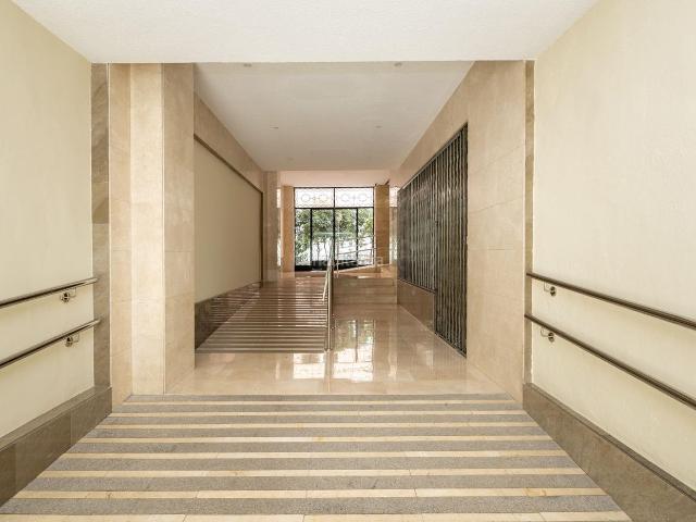 Piso en venta en Granada, Plaza de Toros. Este acogedor piso, ubicado en una zona tranquila cerca de la plaza de toros, ofrece un espacio ideal para familias o profesionale. Pisos.