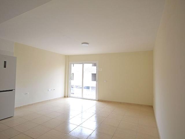Piso en venta en Granadilla de Abona, San Isidro. Amplio y luminoso piso de 2 habitaciones, balcón y garaje en San Isidro. Pisos Granadilla de.