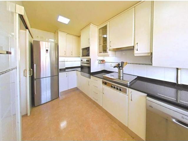 Piso en venta en Gràcia, Sabadell con 4 habitaciones, balcón y parking