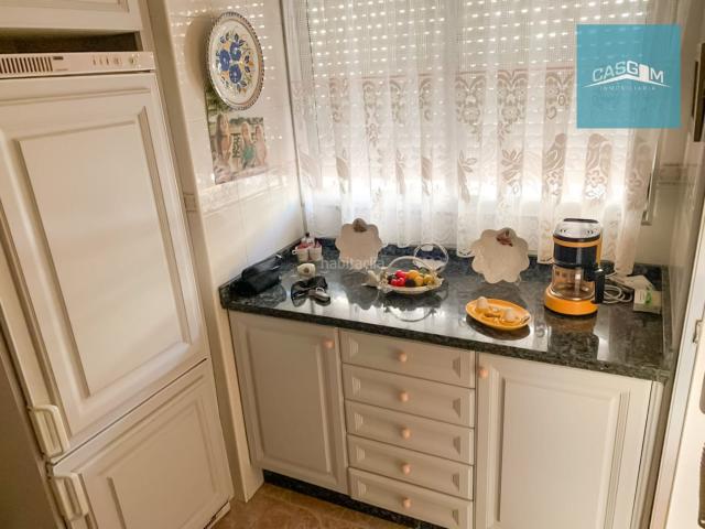Piso en venta en Huelva, Isla Chica. Amplio piso de 3 dormitorios, con gran patio privado, en primera planta con ascensor en zona de Palomeque Avenida Galaroza. Pisos.