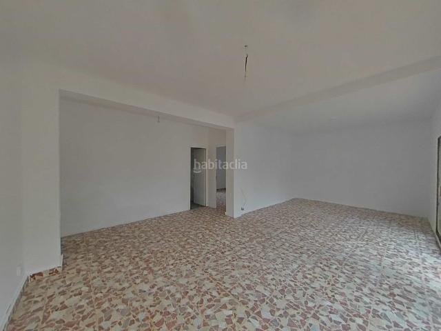 Piso en venta en Hospitalet de Llobregat L´, Collblanc. Amplio piso de 3 dormitorios en Hospitalet de Llobregat, Barcelona, con 98 m útiles y excelente ubicación. Disfruta de todos los s. Pisos.