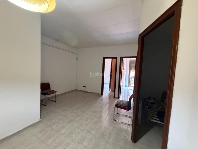 Piso en venta en Hospitalet de Llobregat L´, Collblanc. Piso exterior con amplios espacios y balcones en Calle Llobregat, Barcelona. Pisos Hospitalet de Llobregat.