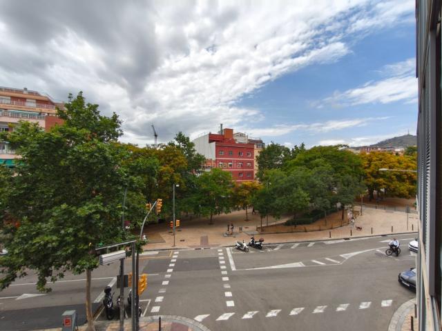 Piso en venta en Hospitalet de Llobregat L´, Collblanc. Piso muy luminoso con terraza y plaza de parking. Pisos Hospitalet de Llobregat.