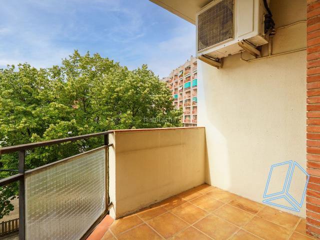 Piso en venta en Hospitalet de Llobregat L´, Centre. AMPLIO Y LUMINOSO PISO CON BALCÓN Y ASCENSOR JUNTO A METRO AV. CARRILET!. Pisos Hospitalet de Llobregat.