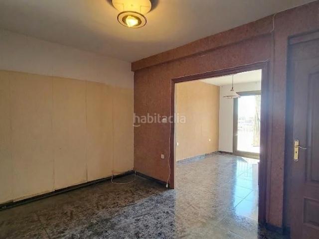 Piso en venta en Hospitalet de Llobregat L´, Centre. Piso amplio con balcón en el corazón de LHospitalet. Pisos Hospitalet de Llobregat.