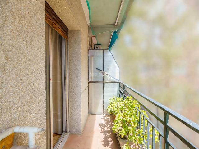 Piso en venta en Hospitalet de Llobregat L´, Centre. Piso en venta en Hospitalet Centro con 3 habitaciones dobles exteriores, 2 balcones. Pisos Hospitalet de Llobregat.