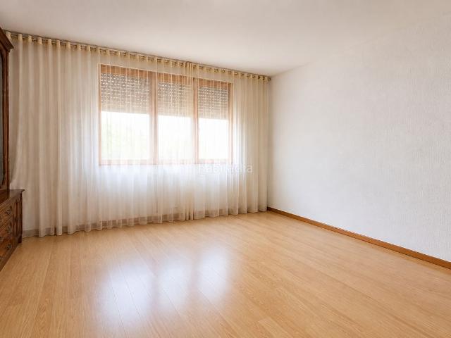 Piso en venta en Hospitalet de Llobregat L´, Bellvitge. Dolça Llar Sant Andreu Nord presenta en EXCLUSIVA este luminoso piso totalmente exterior en Bellvitge, L'Hospitalet de Llobregat. Pisos.