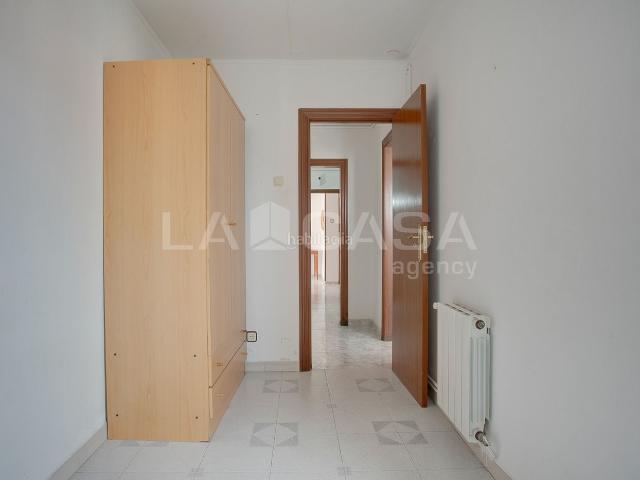 Piso en venta en Hospitalet de Llobregat L´, Bellvitge. Vivienda Tipo Torre con 4 Habitaciones, 3 Balcones y Vistas Despejadas en Bellvitge. Pisos Hospitalet de Llobregat.