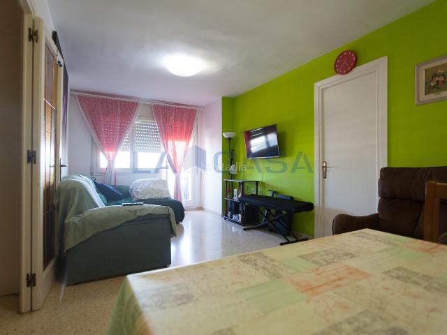 Piso en venta en Hospitalet de Llobregat L´, La Florida. Amplio piso con balcón, altura y gran potencial de reforma. Pisos Hospitalet de Llobregat.