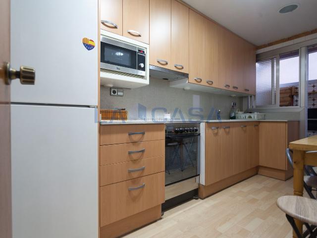 Piso en venta en Hospitalet de Llobregat L´, La Florida. Amplia tercera planta con ascensor, 4 dormitorios, 2 baños y balcón exterior. Pisos Hospitalet de Llobregat.