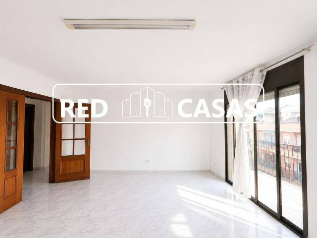 Piso en venta en Hospitalet de Llobregat L´, La Florida. Consta de: 90 m2 que se dividen en un amplio salón comedor luminoso con salida al balcón. Pisos Hospitalet de Llobregat.