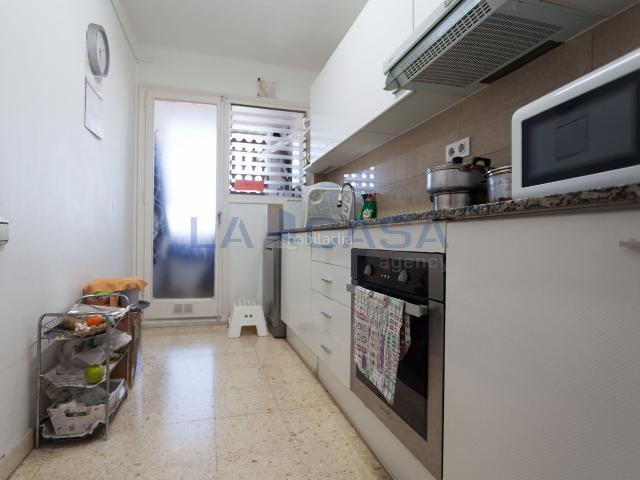 Piso en venta en Hospitalet de Llobregat L´, La Florida. Gran piso familiar 4 dormitorios, 2 baños completos y balcón en planta alta. Pisos Hospitalet de Llobregat.