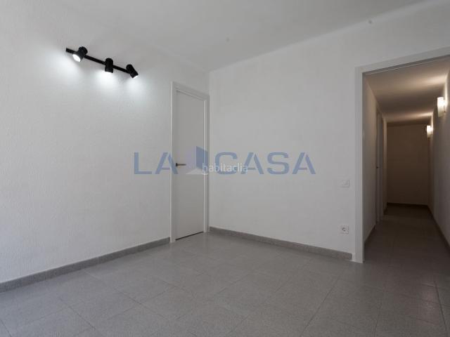 Piso en venta en Hospitalet de Llobregat L´, La Florida. Piso exterior de 3 habitaciones en zona tranquila, ideal para familias o como primera vivienda. Pisos Hospitalet de Llobregat.