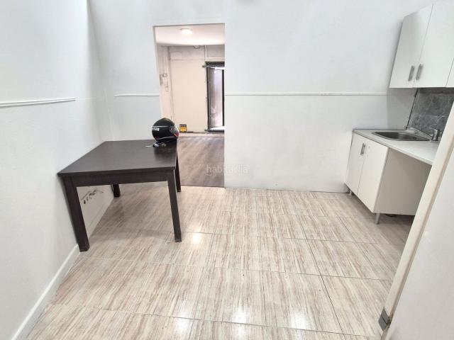 Piso en venta en Hospitalet de Llobregat L´, La Torrassa. Carrer del Montseny Planta baja con entrada independiente, 40 m², 1 habitación, cocina americana y gran potencial de reforma. Pisos.