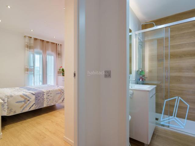 Piso en venta en Hospitalet de Llobregat L´, Sanfeliu. Piso de 3 habitaciones y 2 balcones en LHospitalet de Llobregat Can Boixeres. 4ª planta con ascensor, totalmente reformado, suelo. Pisos.