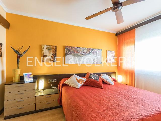 Piso en venta en Hospitalet de Llobregat L´, Sant Josep. Amplio piso unifamiliar con 4 habitaciones en el centro de Sant Josep, LHospitalet. Pisos Hospitalet de Llobregat.